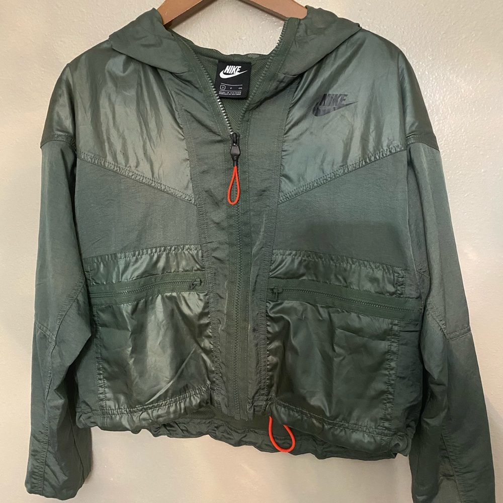 Small Women’s Nike windbreaker jacket.